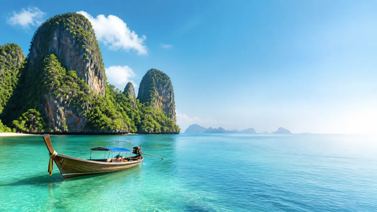 เรือหางยาวและเขาหินปูนริมทะเลอันดามัน